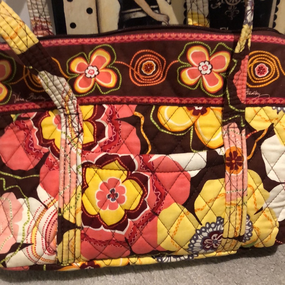Vera Bradley, small tote/hand bag with zipper closing, and multiple pockets. - Picture 4 of 8
